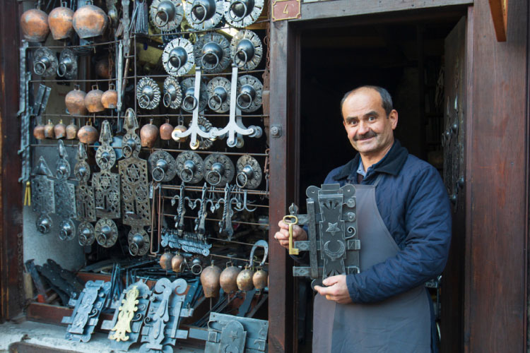番红花城头巾鞋帽集市 – Safranbolu Yemeniciler Çarşısı
