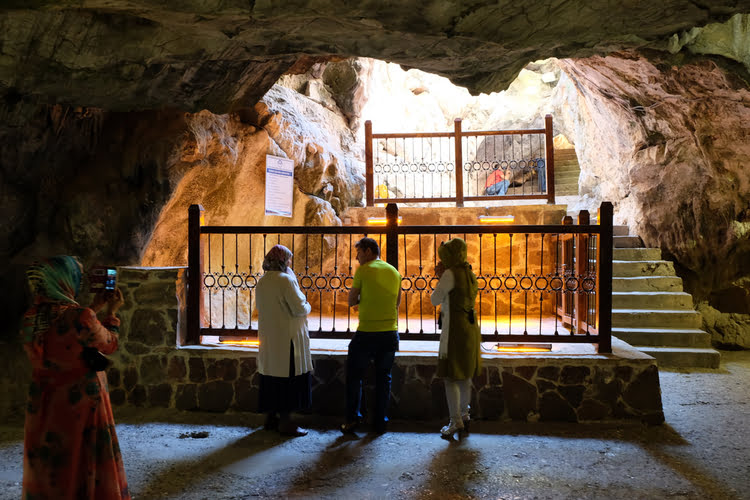 艾莎博科夫洞穴 – Eshab-ı Kehf Mağarası