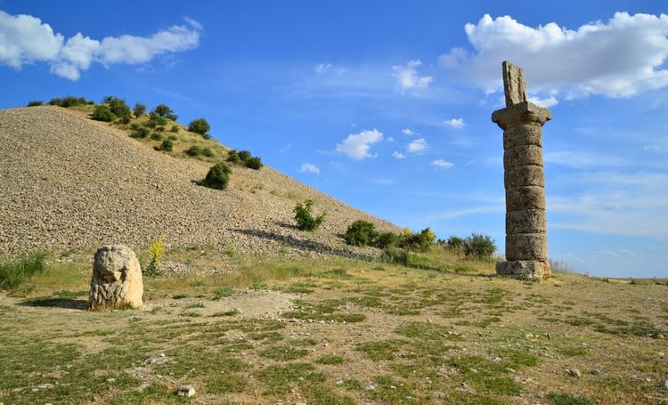 卡拉古古坟 – Karakuş Tümülüsü