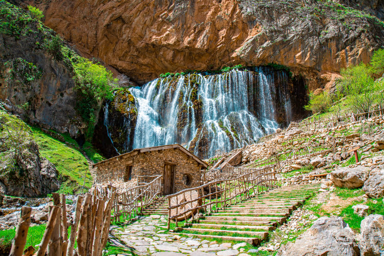 卡普兹巴什瀑布 – Kapuzbaşı Şelaleleri