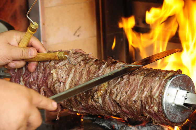 夹钳烤肉 – Cağ Kebabı