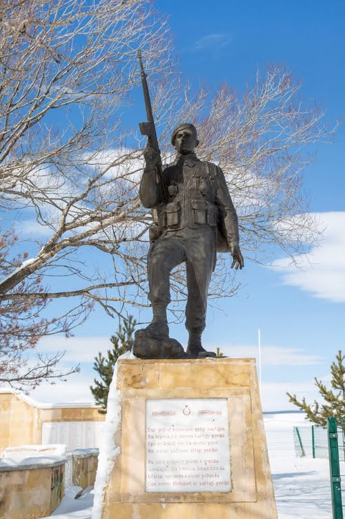 萨勒卡米什烈士纪念碑 – Sarıkamış Şehitler Anıtı