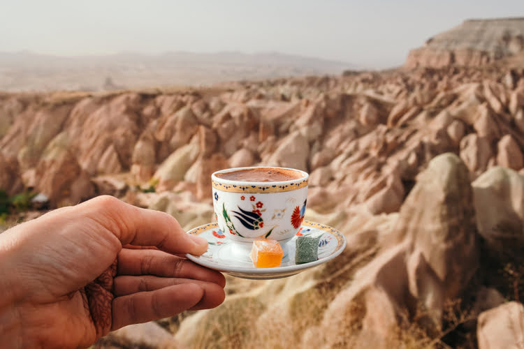 一杯充满泡沫的土耳其咖啡 – Bol Köpüklü Türk Kahvesi