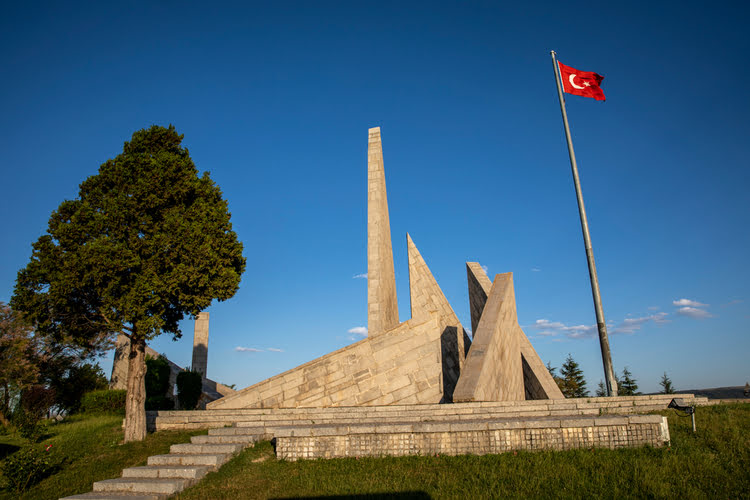 扎费特佩查卡科伊胜利纪念碑 – Zafertepeçalköy Zafer Anıtı