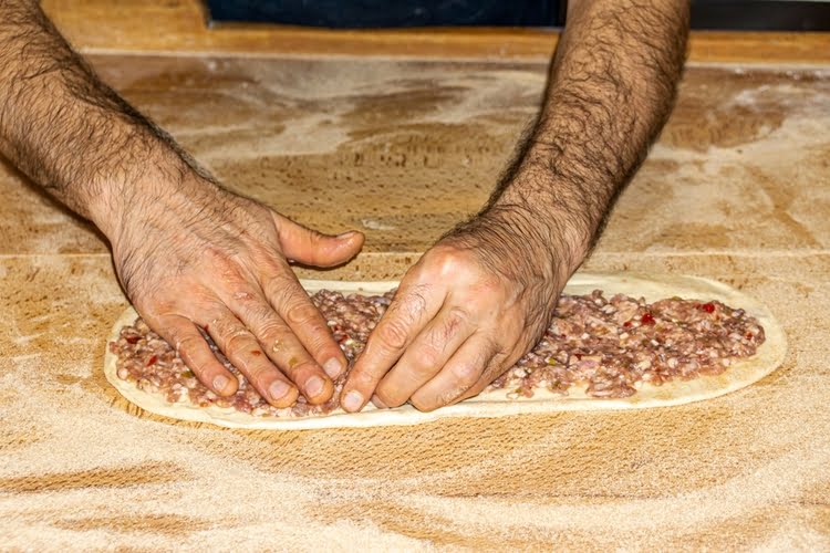 乌拉斯加肉面包和烤肉 – Ulaş Etli Ekmeği ve Döneri