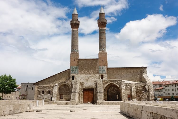 双宣礼塔宗教学校  – Çifte Minareli Medrese