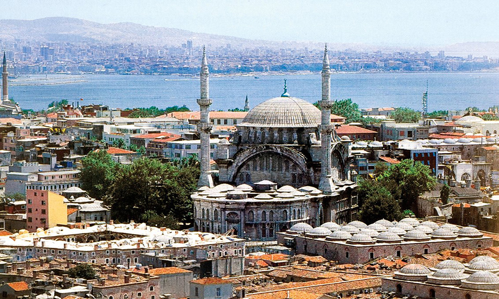 努鲁阿斯马尼耶清真寺（Nuruosmaniye Camii）